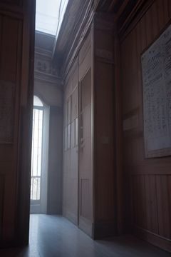 桃子影院悬疑推理剧封面，侦探在昏暗办公室翻阅案件资料，气氛凝重